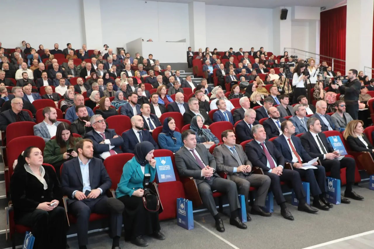 Абдулмуслим Абдулмуслимов поблагодарил коллектив Минтруда Дагестана за продуктивную работу.